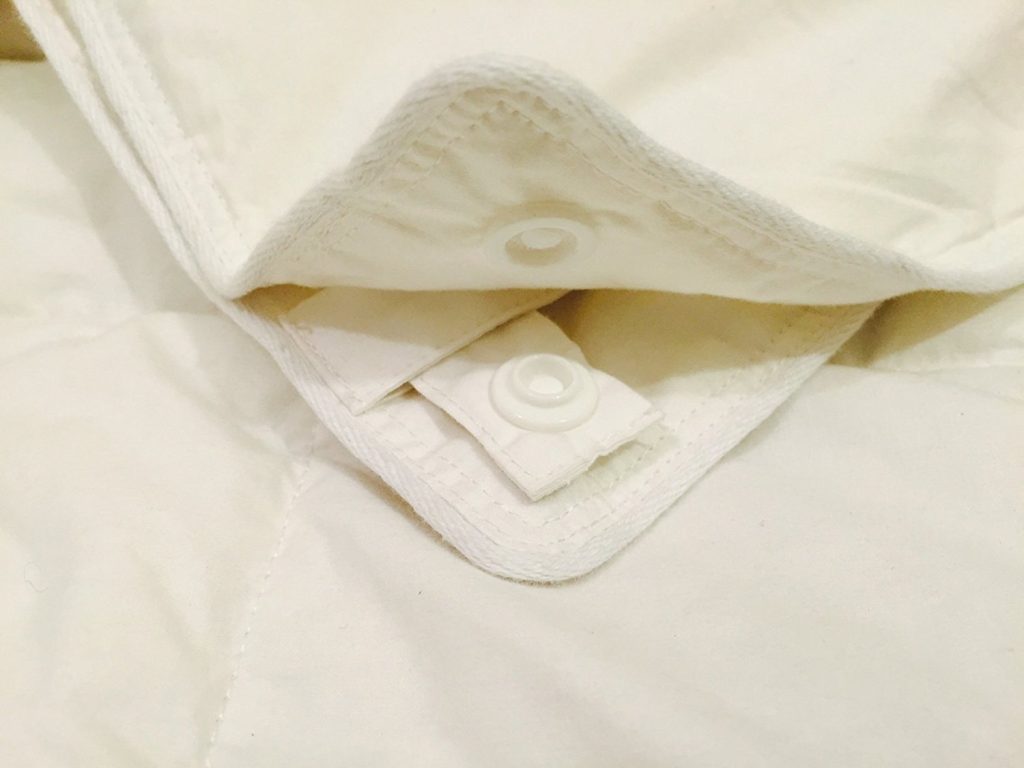 the buttons on a DreamTek comforter