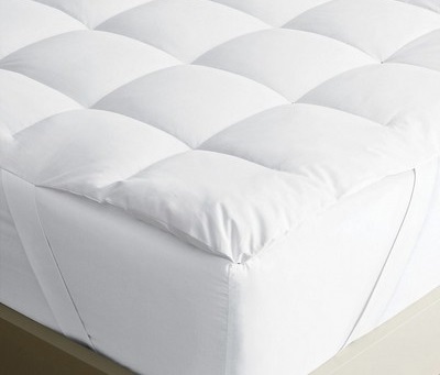 the corner of a mattress pad with anchor bands, highlighting the quilted construction